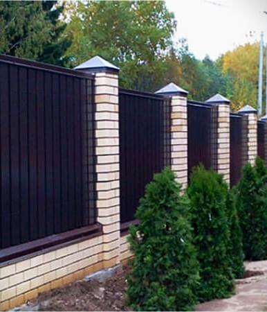 Забор с кирпичными столбами в Нижневартовске