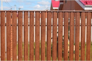 забор под ключ из металлического штакетника