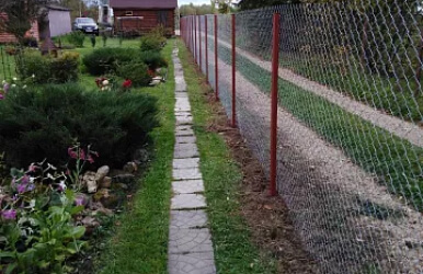 монтаж забора из сетки рабицы