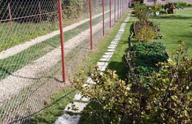 забор из сетки рабицы установка