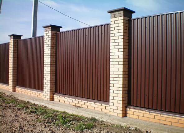 забор с кирпичными столбами под ключ