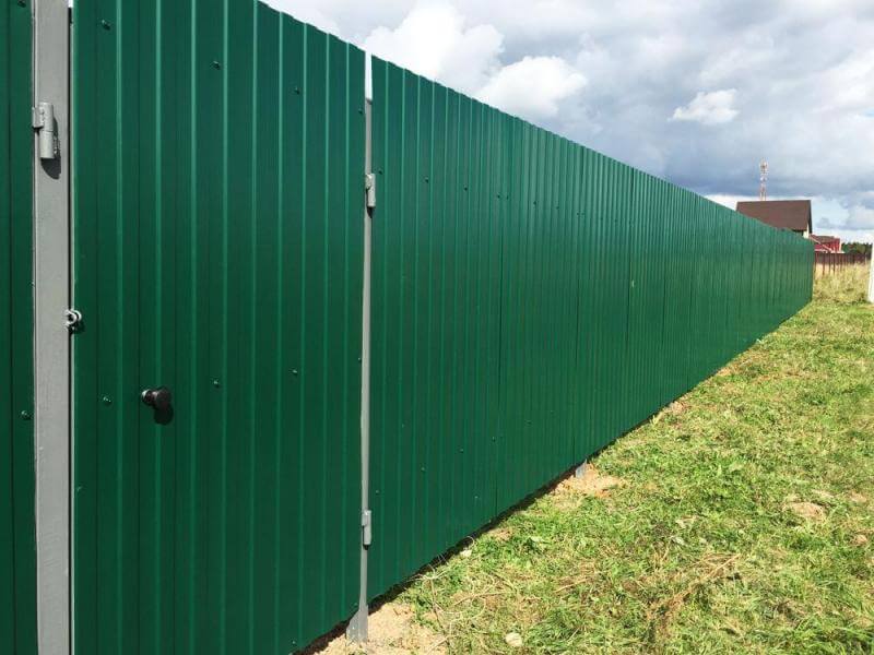 забор из профнастила установка