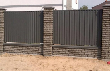 Кирпичные заборы монтаж